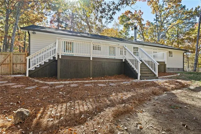 a view of a house with a yard