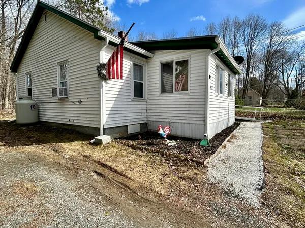 $104,900 | 19 Elm Street, Dexter, ME 04930