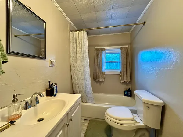 $104,900 | 19 Elm Street, Dexter, ME 04930