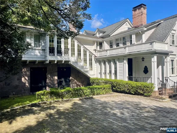 $2,695,000 | 9 East Saddle River Road, Saddle River, NJ 07458