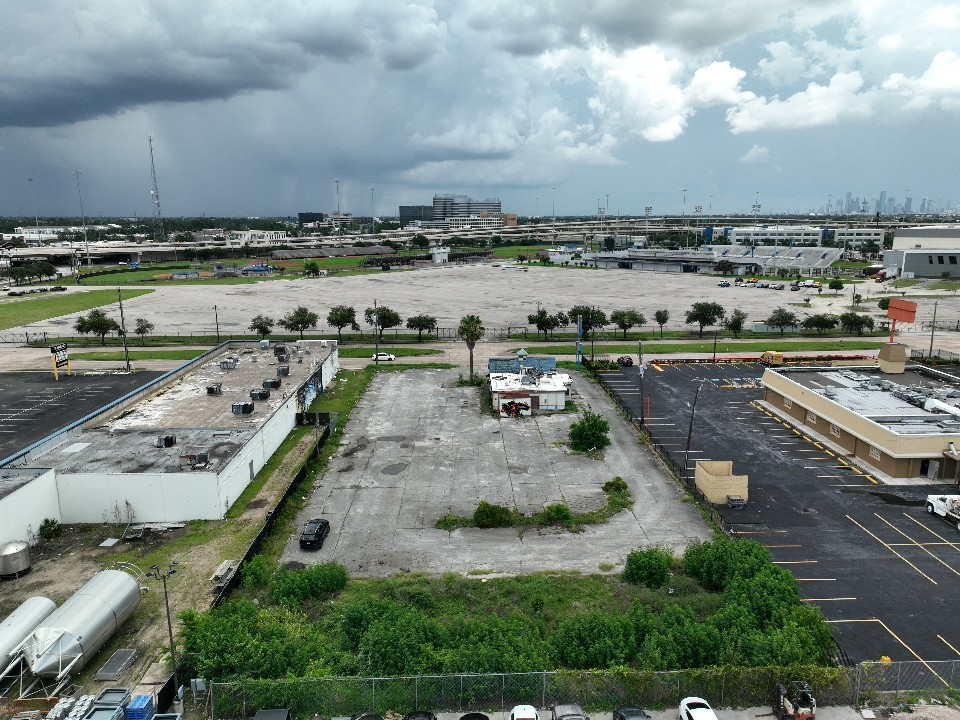 2009 Mangum Road Houston, TX 77092 - Photo 5 of 11