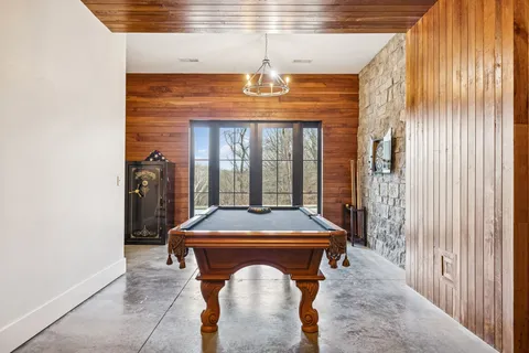 a view of entryway with a balcony