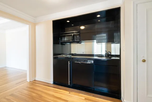 $649,000 | 205 East 78th Street, Unit 14C | Upper East Side