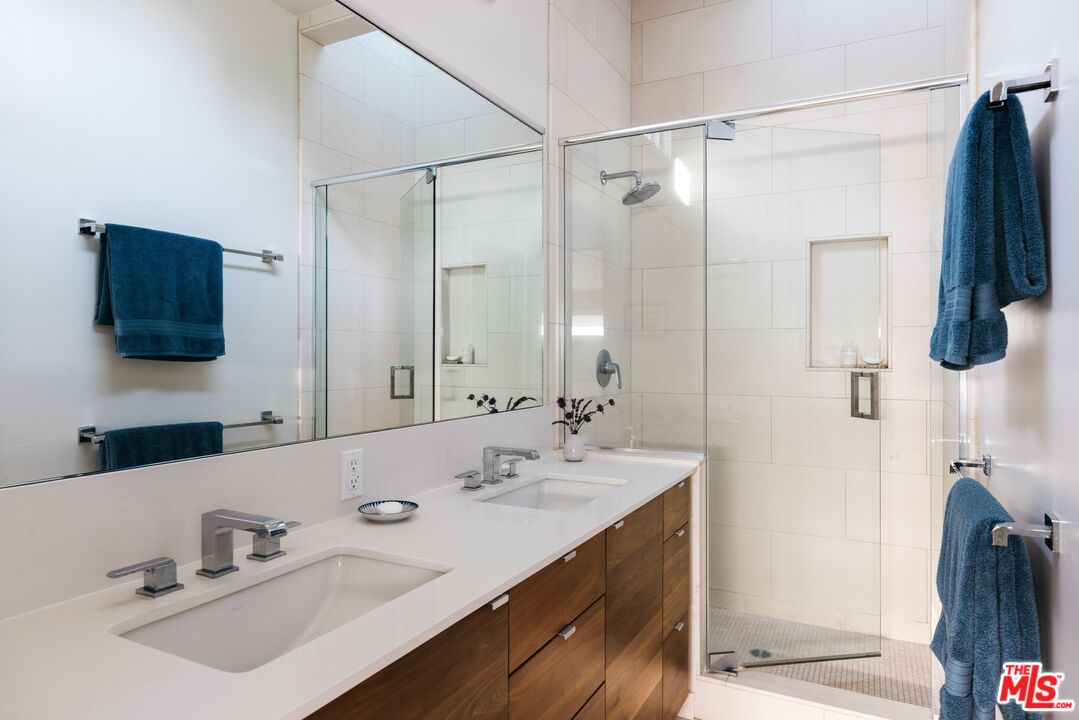 31 Silver Spring Drive Rolling Hills Estates, CA 90274 - Photo 34 of 46 a bathroom with a sink double vanity and tub