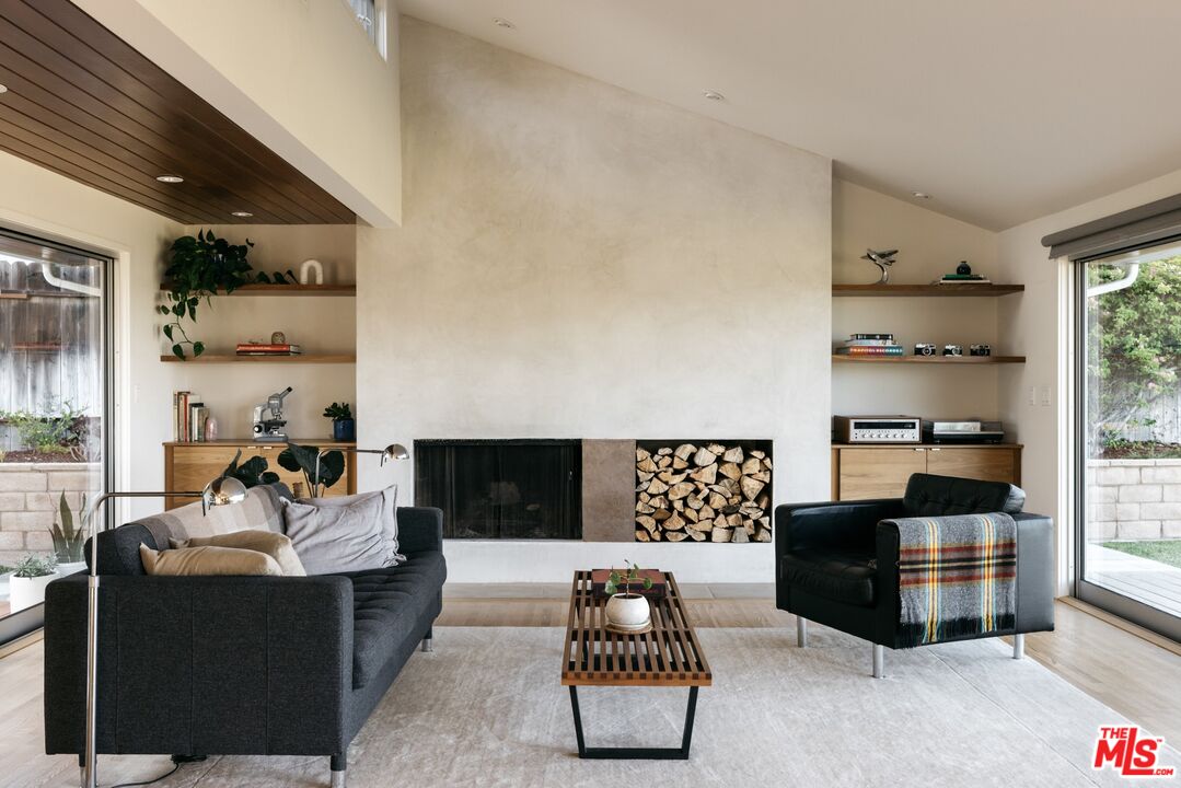 31 Silver Spring Drive Rolling Hills Estates, CA 90274 - Photo 7 of 46 a living room with furniture
