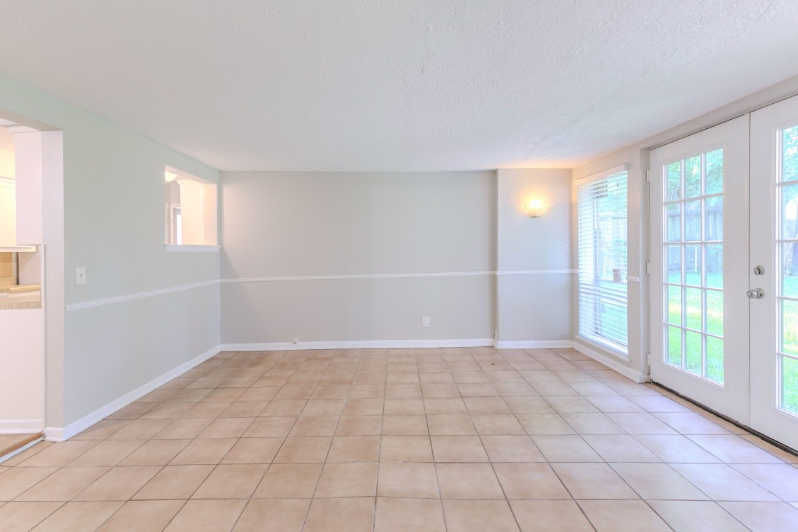 6609 Imogene Street Houston, TX 77074 - Photo 17 of 33 an empty room with windows and closet