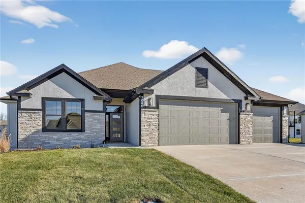 $699,900 | 7060 Yulich Court, Parkville, MO 64152