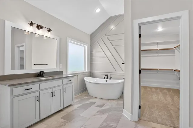 $729,900 | 7060 Yulich Court, Parkville, MO 64152