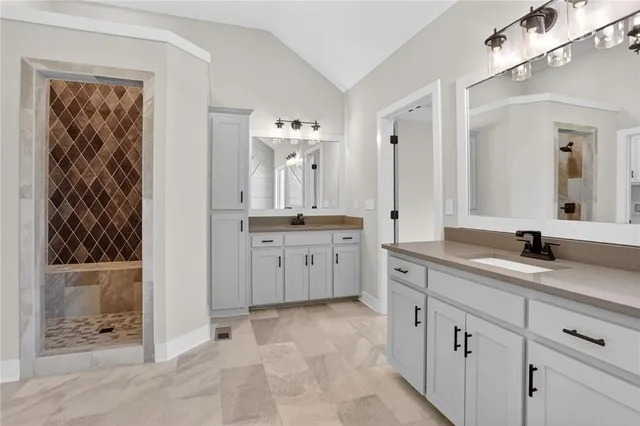 $729,900 | 7060 Yulich Court, Parkville, MO 64152