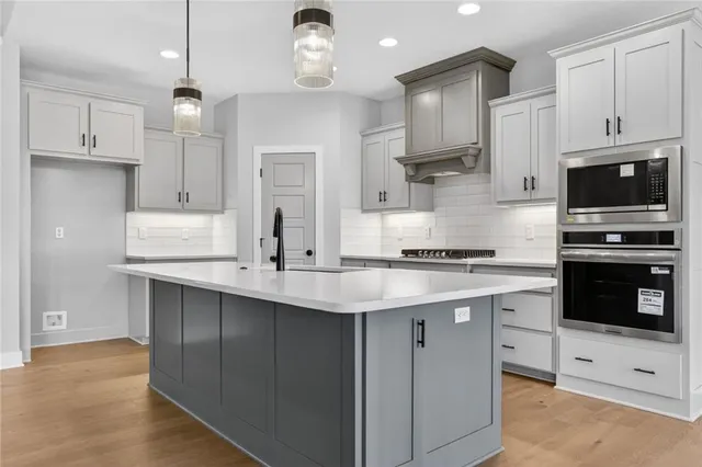 $729,900 | 7060 Yulich Court, Parkville, MO 64152