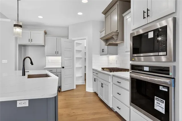 $729,900 | 7060 Yulich Court, Parkville, MO 64152