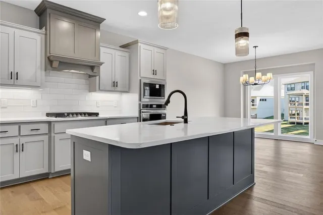 $729,900 | 7060 Yulich Court, Parkville, MO 64152