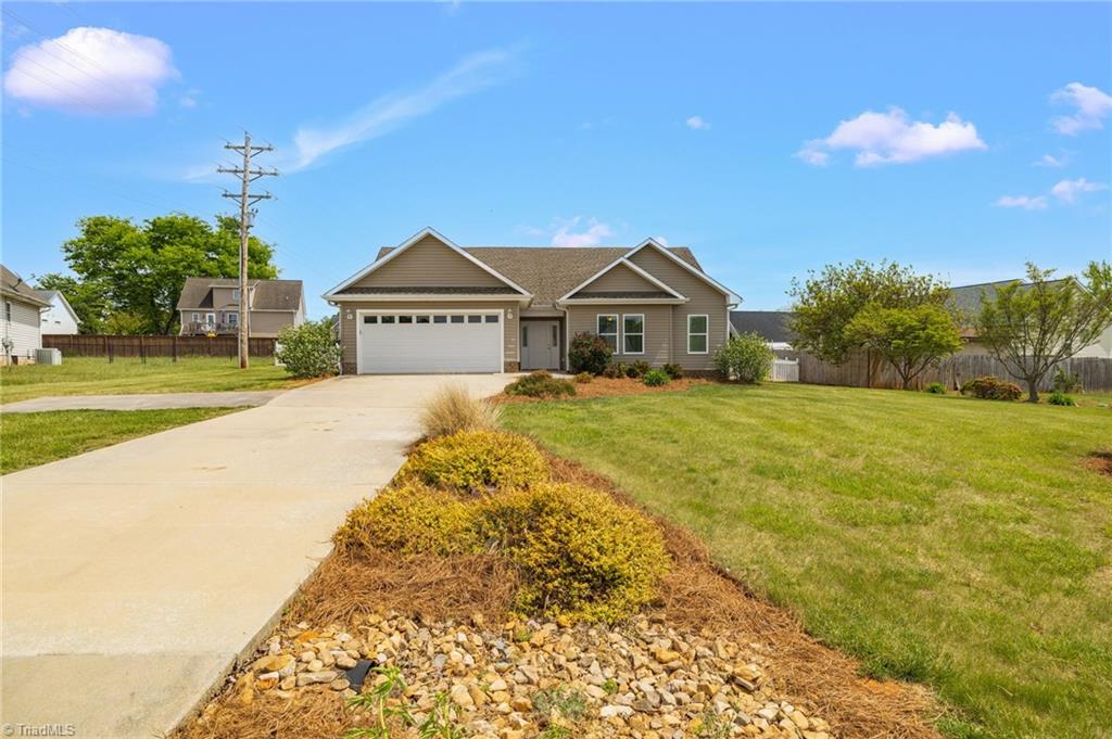 126 Applegate Court Mocksville, NC 27028 - Photo 2 of 37