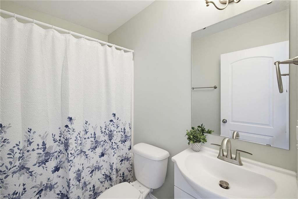 126 Applegate Court Mocksville, NC 27028 - Photo 23 of 37 hall bath with tub/shower