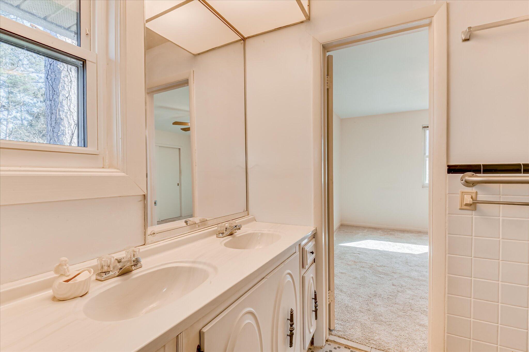 2202 Dartmouth Road Augusta, GA 30904 - Photo 23 of 34 Jack & Jill Bathroom