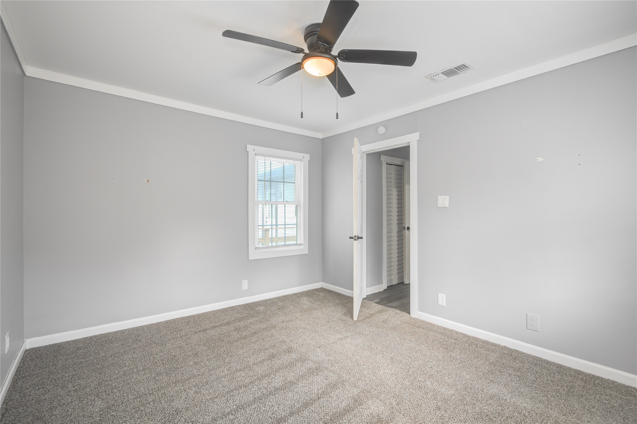 609 Hurst Place Angleton, TX 77515 - Photo 31 of 36 an empty room with fan and windows