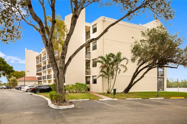 $2,400 | 118 Lake Emerald Drive, Oakland Park, FL 33309