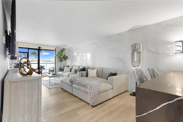 $2,400 | 118 Lake Emerald Drive, Oakland Park, FL 33309