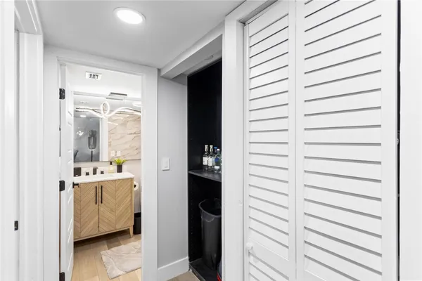 $2,400 | 118 Lake Emerald Drive, Oakland Park, FL 33309