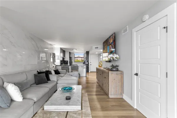 $2,400 | 118 Lake Emerald Drive, Oakland Park, FL 33309