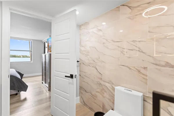 $2,400 | 118 Lake Emerald Drive, Oakland Park, FL 33309