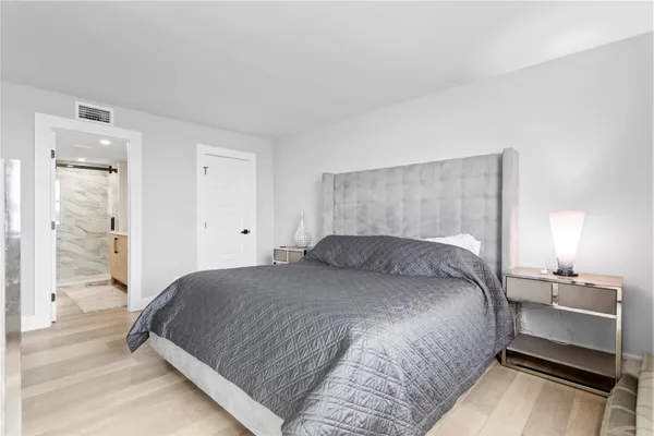 $2,400 | 118 Lake Emerald Drive, Oakland Park, FL 33309