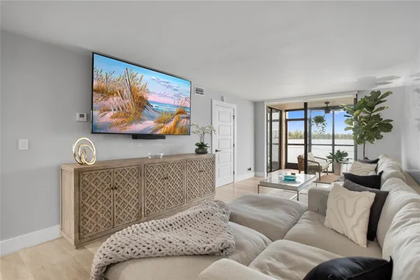 $2,400 | 118 Lake Emerald Drive, Oakland Park, FL 33309