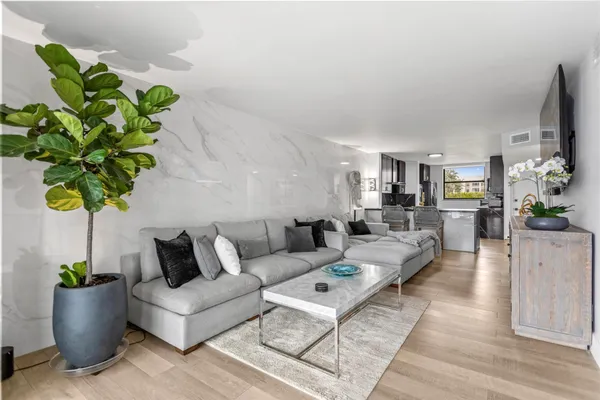 $2,400 | 118 Lake Emerald Drive, Oakland Park, FL 33309