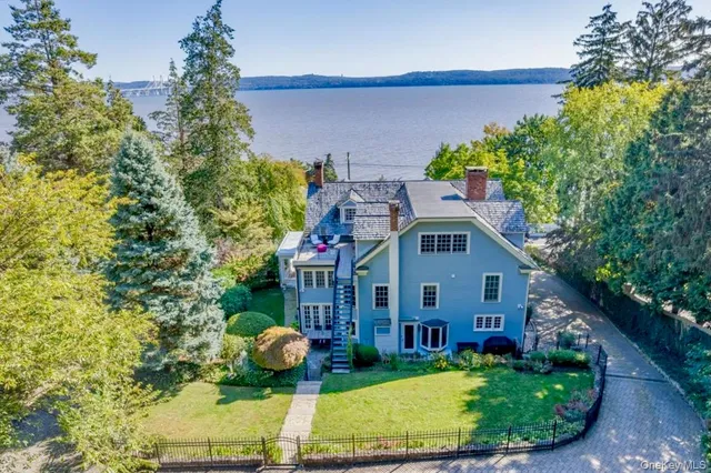 a view of house with garden