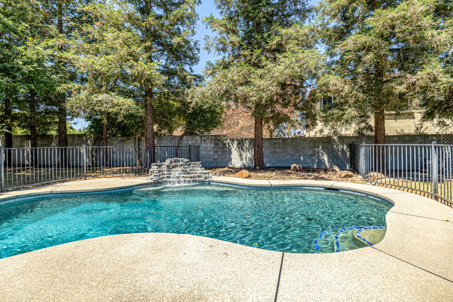 9282 Dever Circle Elk Grove, CA 95624 - Photo 9 of 38