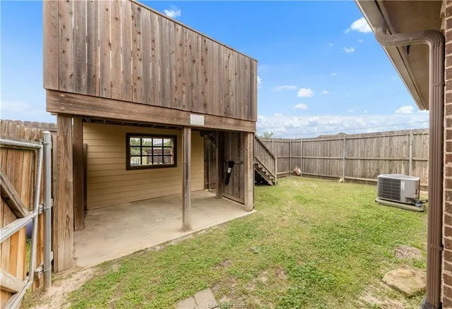 a view of a backyard