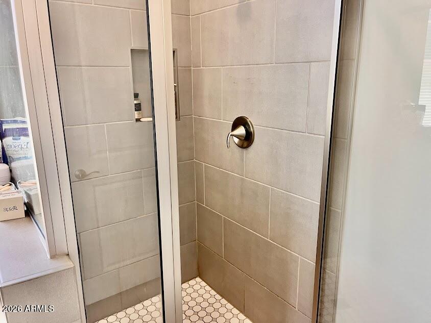 2723 West Apollo Road Phoenix, AZ 85041 - Photo 17 of 26 Apollo mstr bath 2