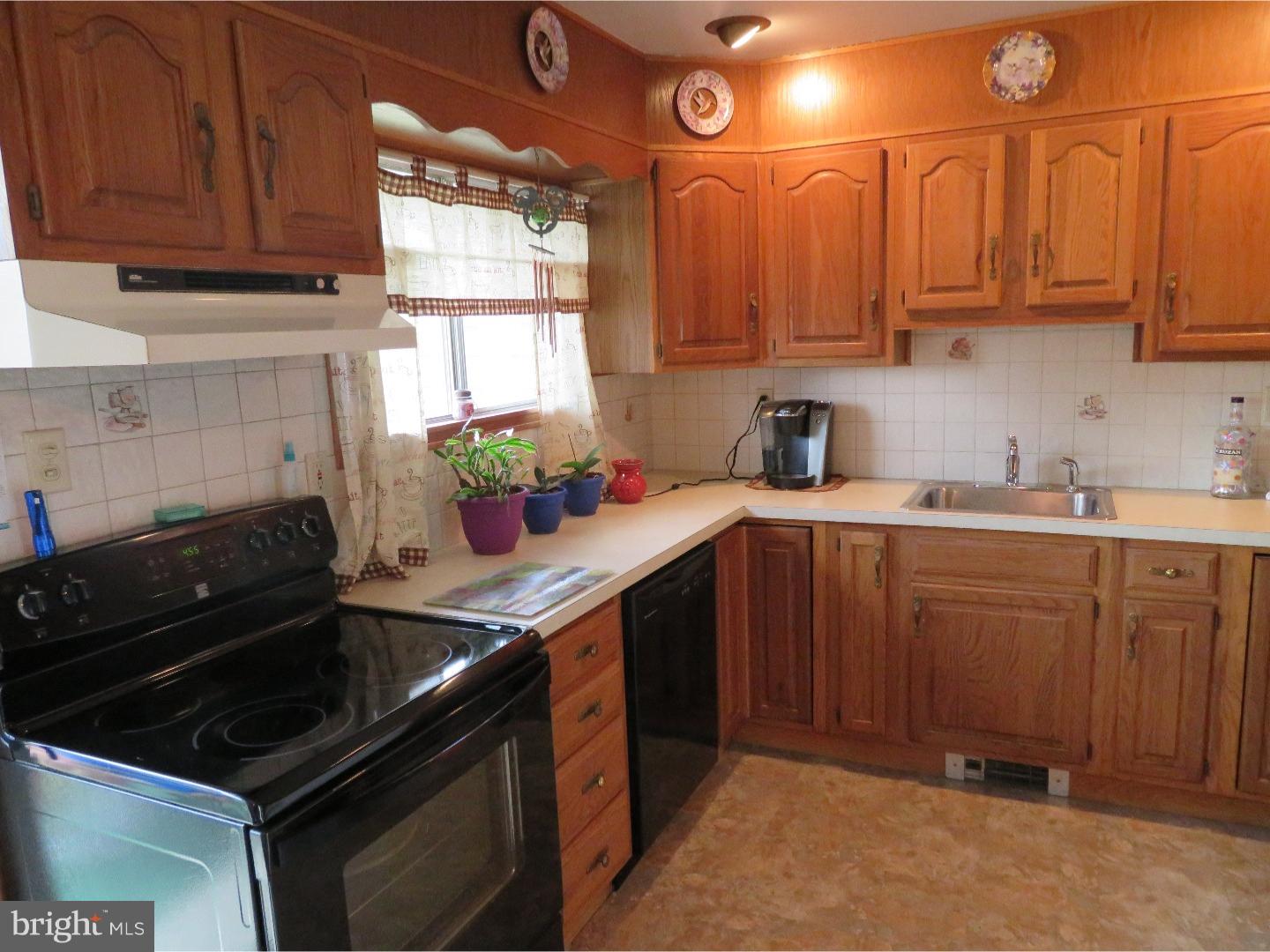 43 Towpath Road Levittown, PA 19056 - Photo 3 of 20