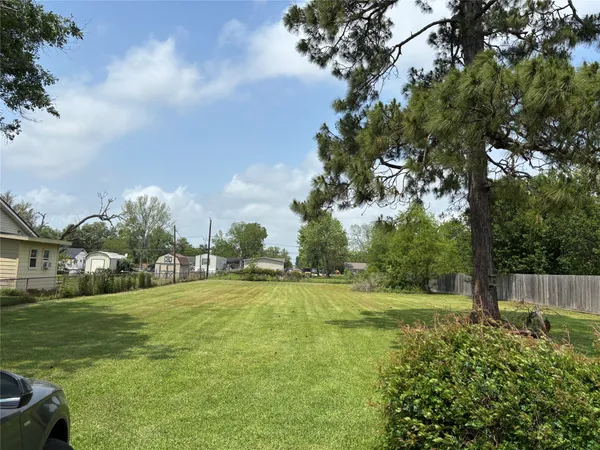 $95,000 | 2501 Barbers Hill Road, Highlands, TX 77562