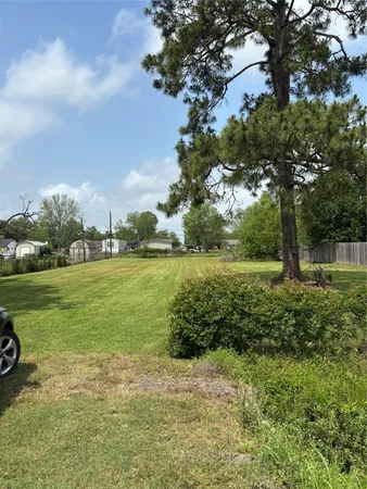 $95,000 | 2501 Barbers Hill Road, Highlands, TX 77562