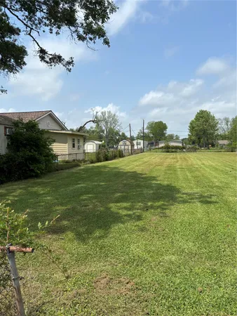 $95,000 | 2501 Barbers Hill Road, Highlands, TX 77562