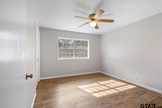 a view of empty room with window
