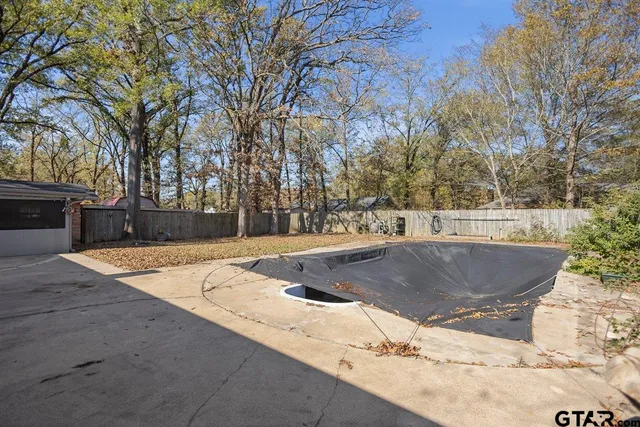 a front view of house with yard nad seating space