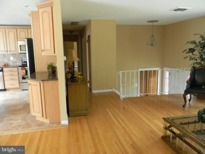 404 New Road Southampton, NJ 08088 - Photo 3 of 11 Living Room