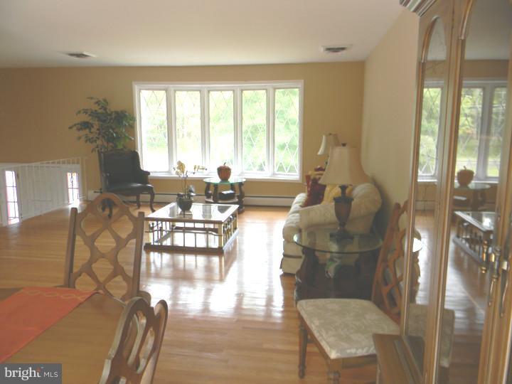 404 New Road Southampton, NJ 08088 - Photo 4 of 11 Living Room