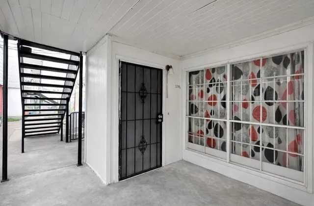 a view of empty room with shelves