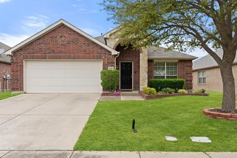a view of a house with backyard