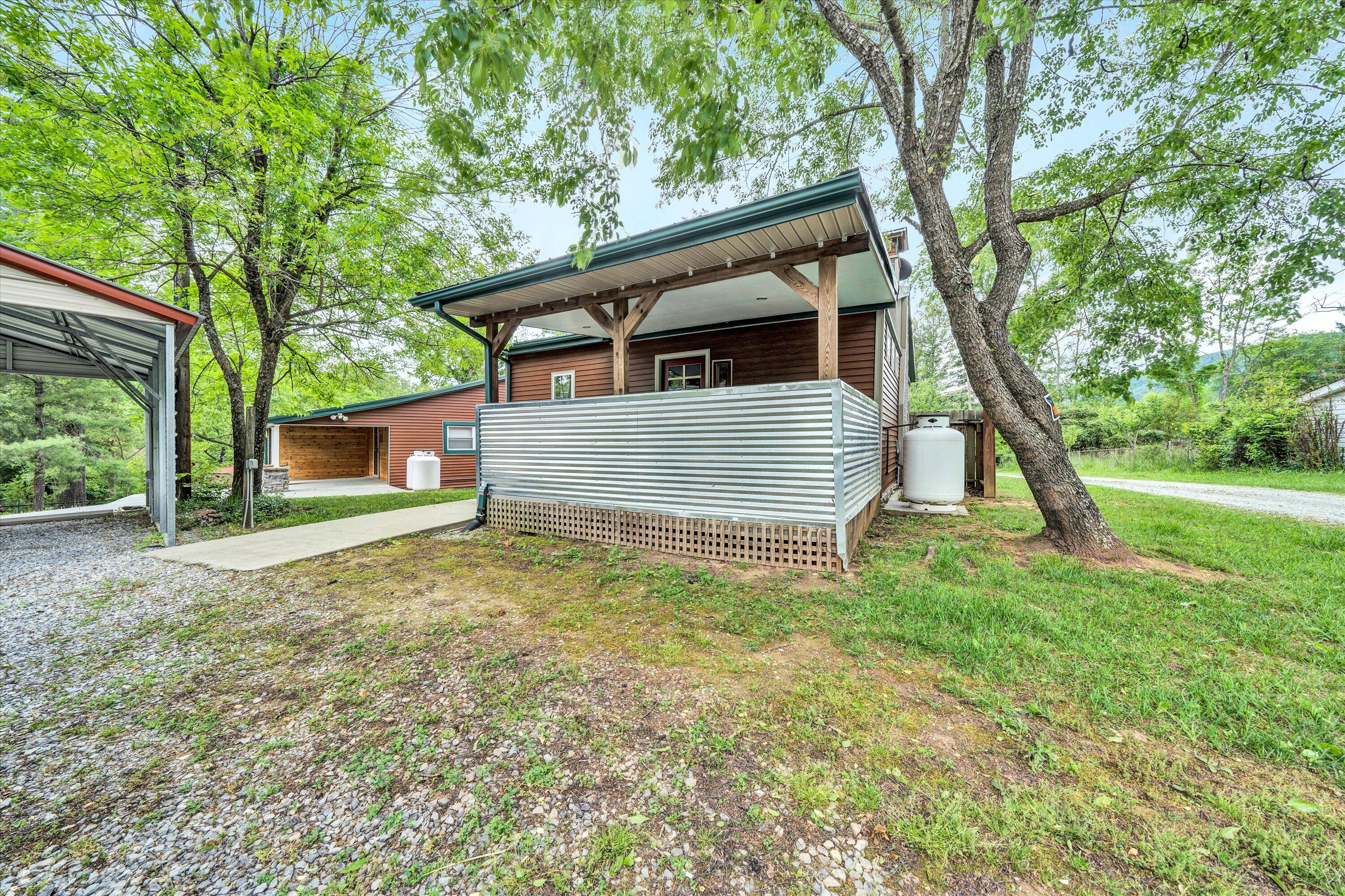 3527 Bennett Springs Road Salem, VA 24153 - Photo 4 of 52 04-DSC00163