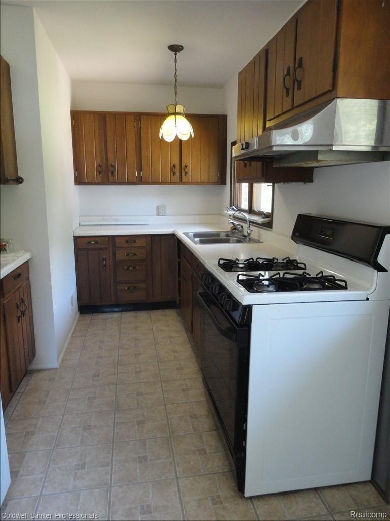2195 Pleasant Ridge Howell, MI 48843 - Photo 11 of 25 KITCHEN