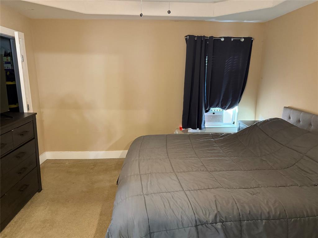 809 South Wine Street Gainesville, TX 76240 - Photo 14 of 33 a bathroom with a bathtub