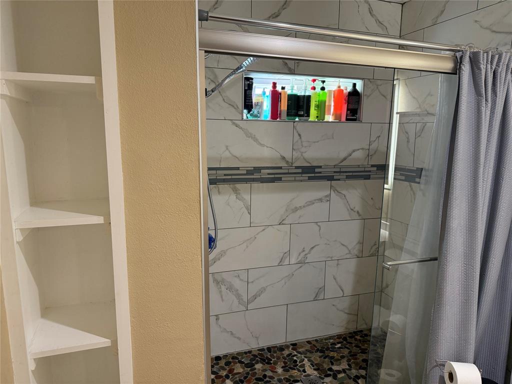 809 South Wine Street Gainesville, TX 76240 - Photo 17 of 33 a utility room with dryer and washer