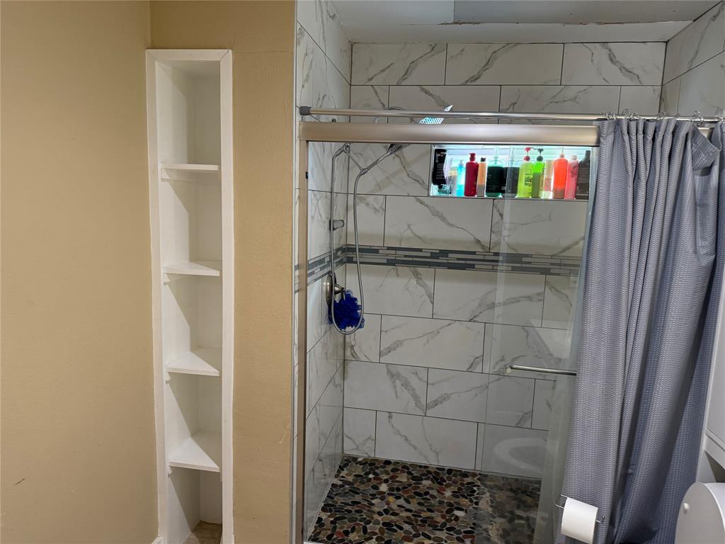 809 South Wine Street Gainesville, TX 76240 - Photo 19 of 33 a view of a bathroom