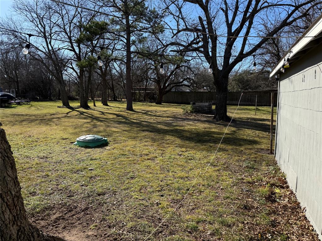 809 South Wine Street Gainesville, TX 76240 - Photo 28 of 33 View of yard