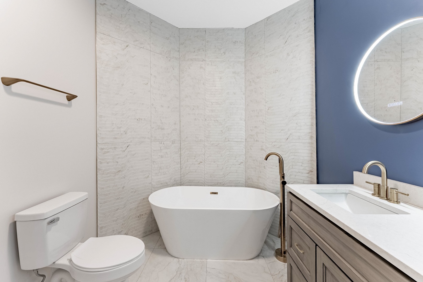 822 North Lockwood Avenue Chicago, IL 60651 - Photo 18 of 63 a bathroom with a toilet a sink a mirror and bathtub