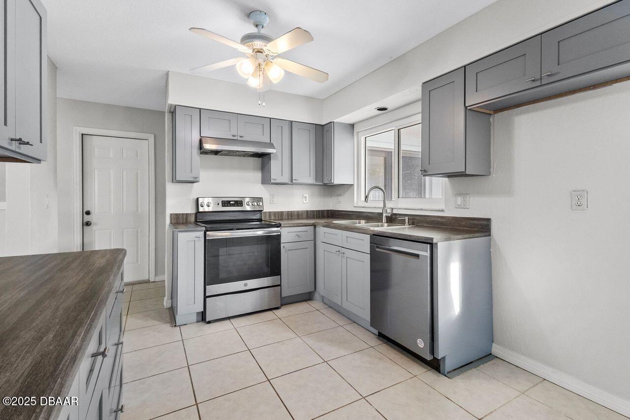 1321 Mollie Road Daytona Beach, FL 32114 - Photo 2 of 17 1321 Mollie kitchen